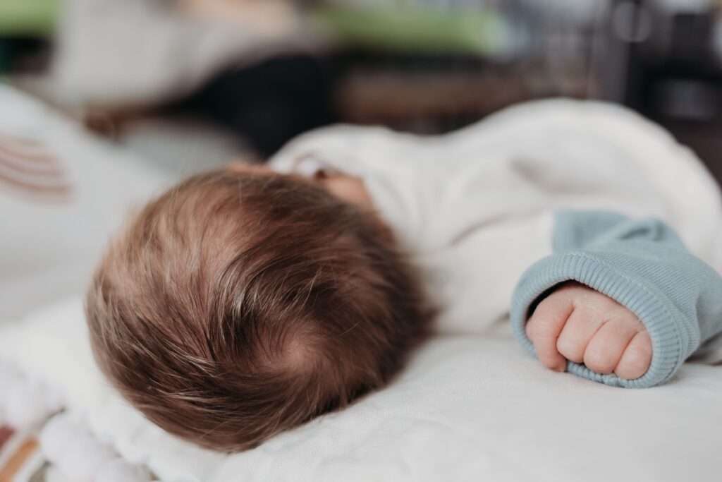 schlafendes baby auf einem sofa bei fotoshooting