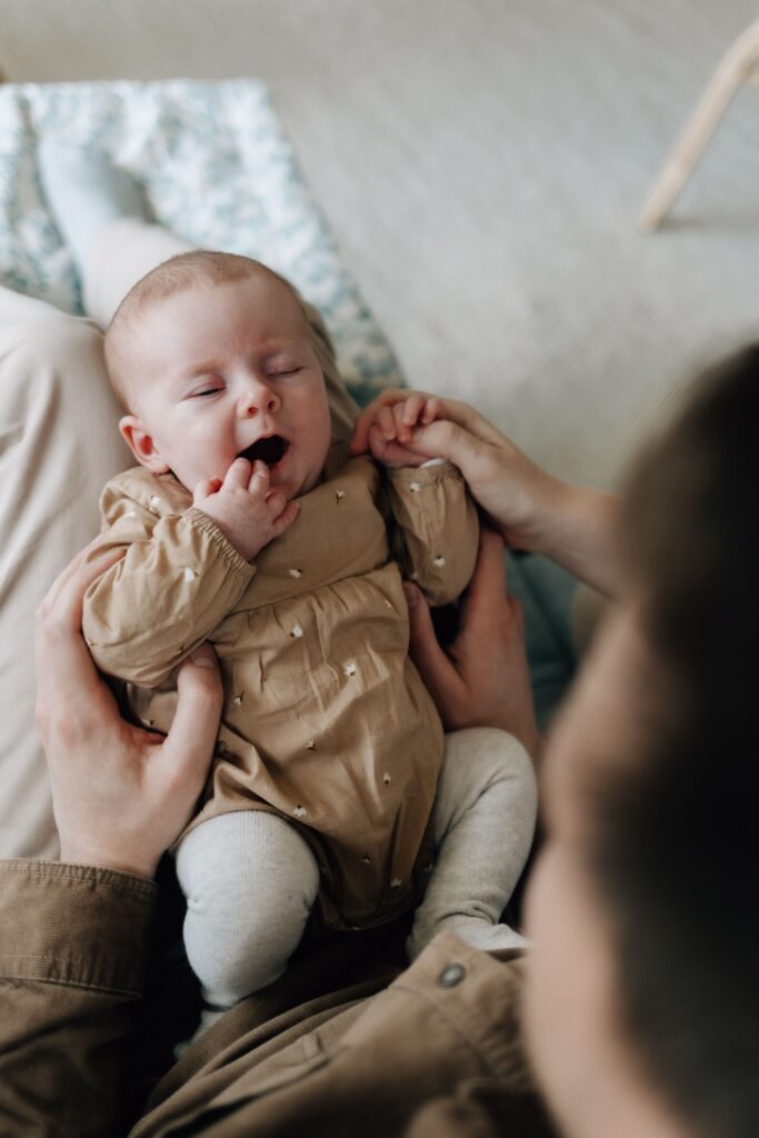 baby gaehnt waehrend eines fotoshootings in sinsheim