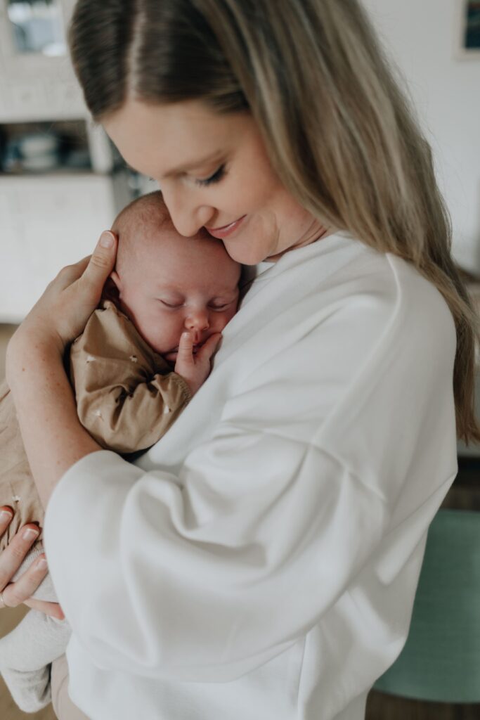 mama und baby posieren gluecklich bei fotoshooting in sinsheim