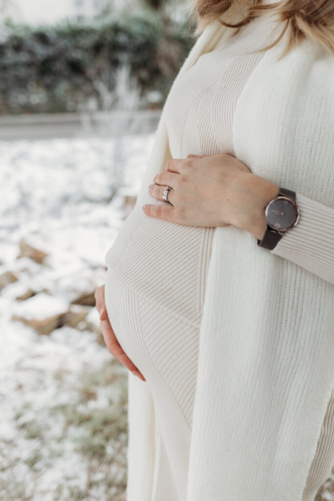 babybauch im winter 