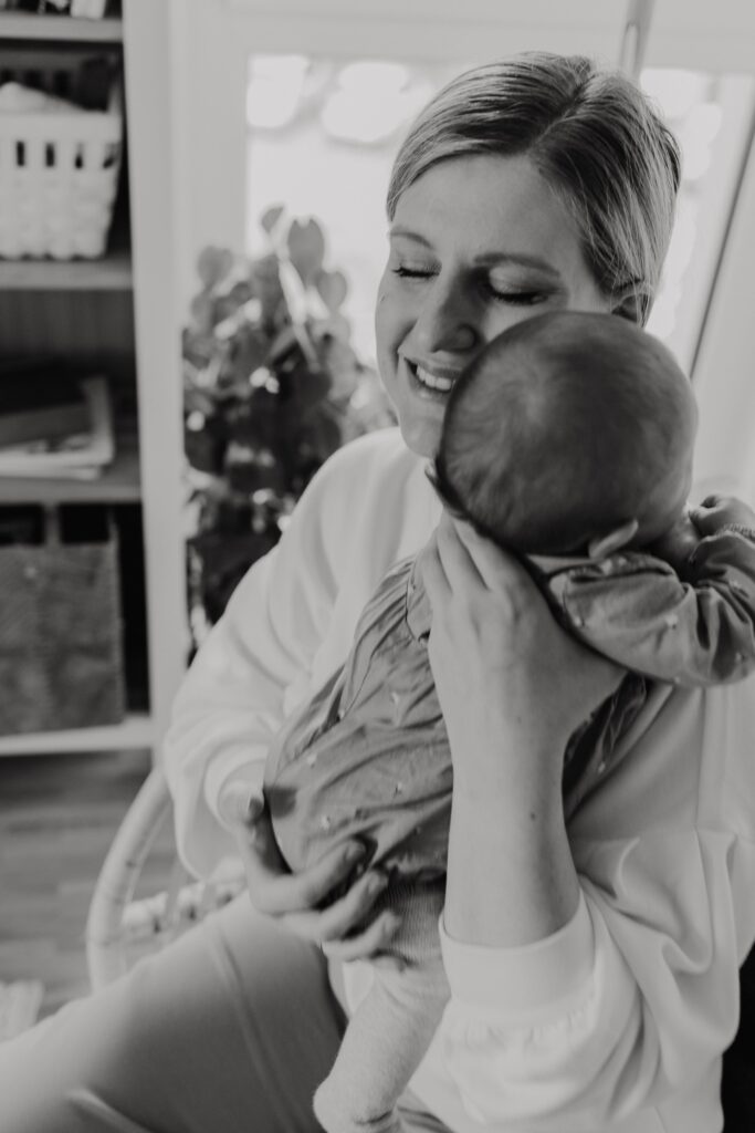 mama und baby posieren gluecklich bei fotoshooting in sinsheim