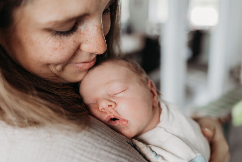 mama und baby posieren gluecklich bei fotoshooting in sinsheim