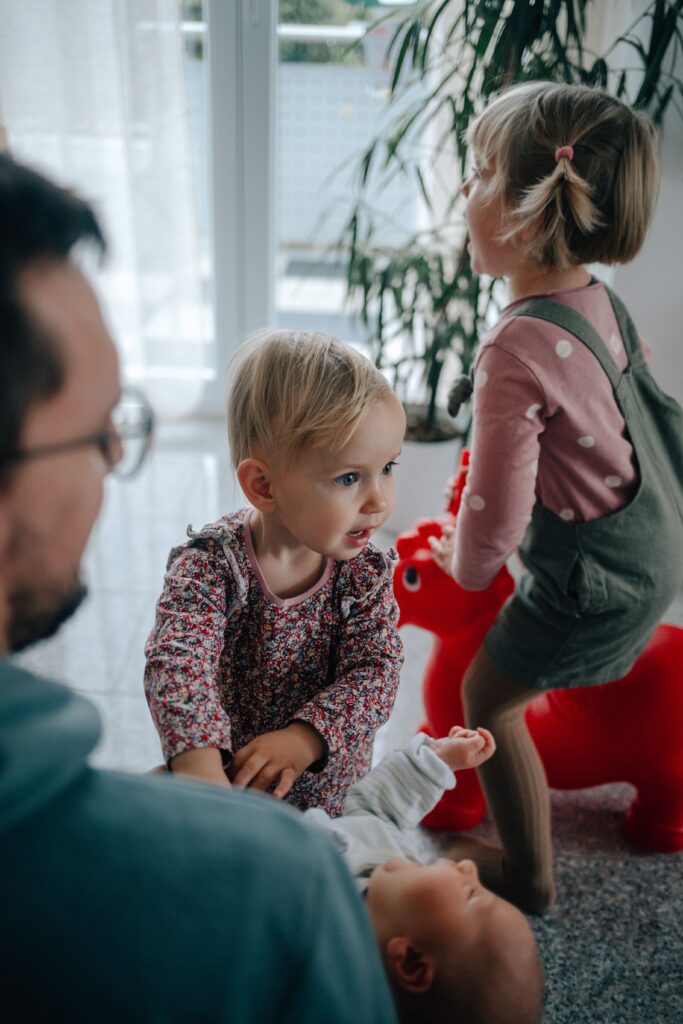 Kinder spielen im Wohnzimmer