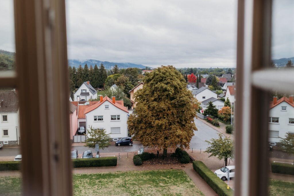 ausblick bei regnerischem wetter aus dem fenster