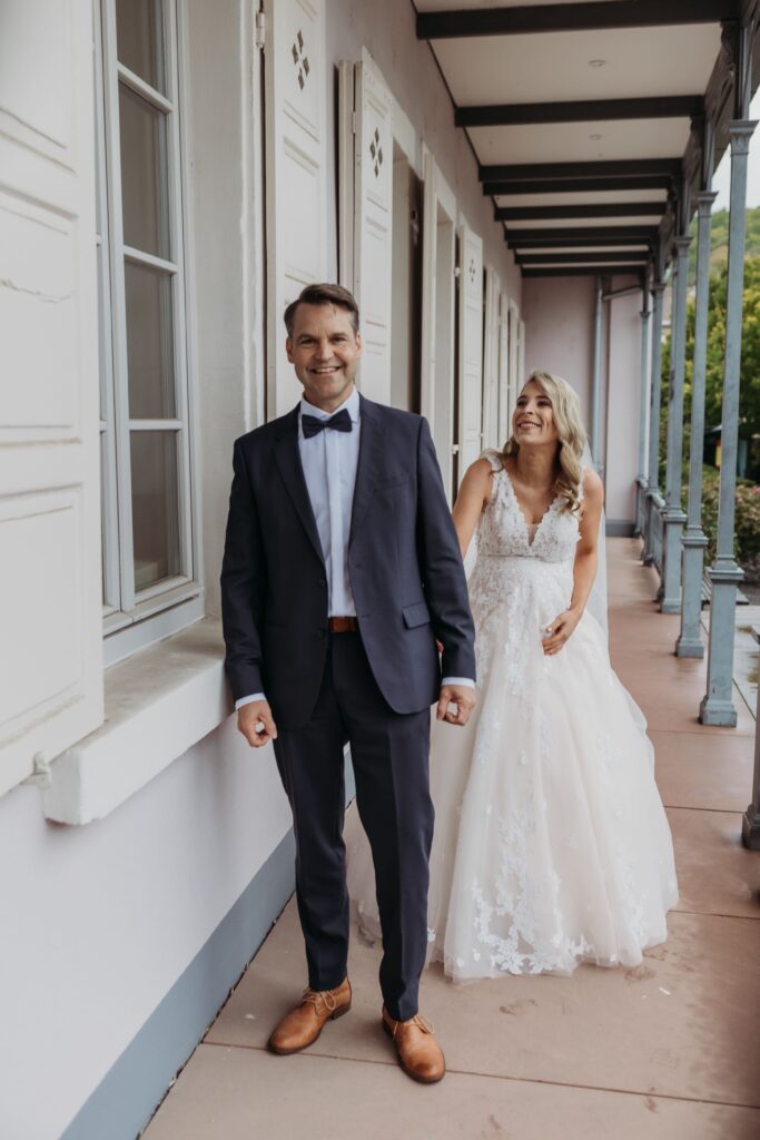 braut tippt braeutigam auf die schulter vor ihrer hochzeit