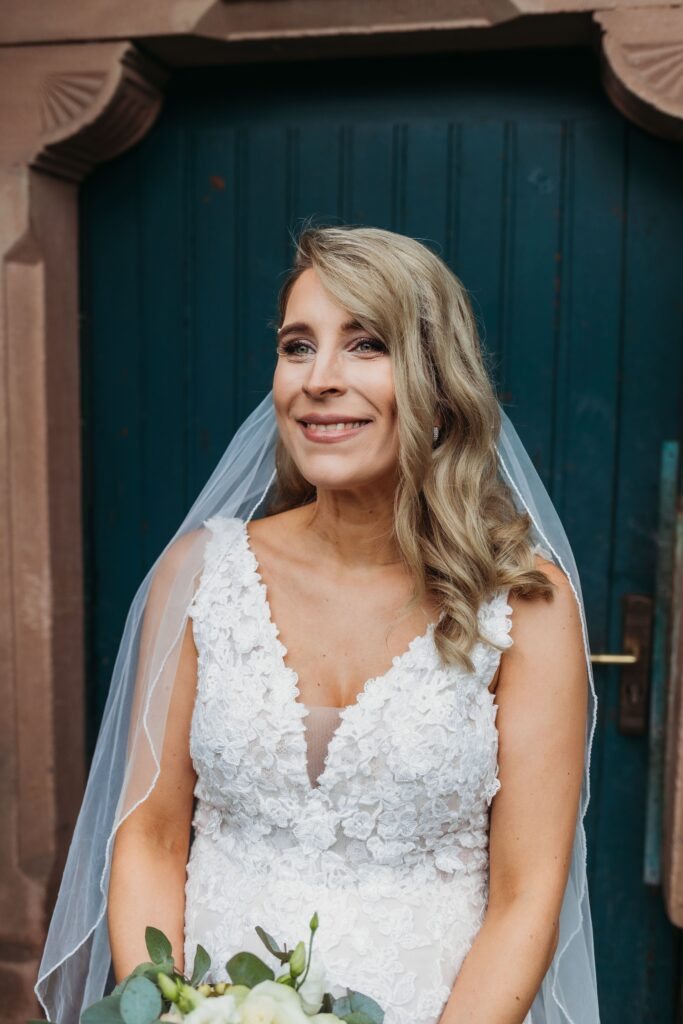 braut bei fotoshooting nach hochzeit