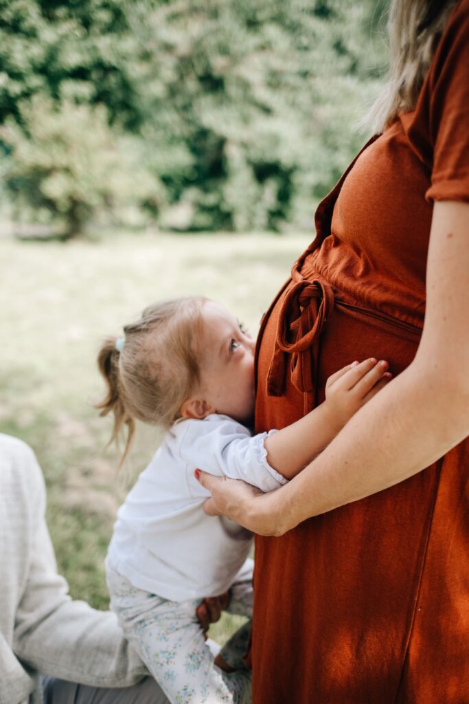 kind kuesst mamas babybauch bei babybauchshooting in sinsheim