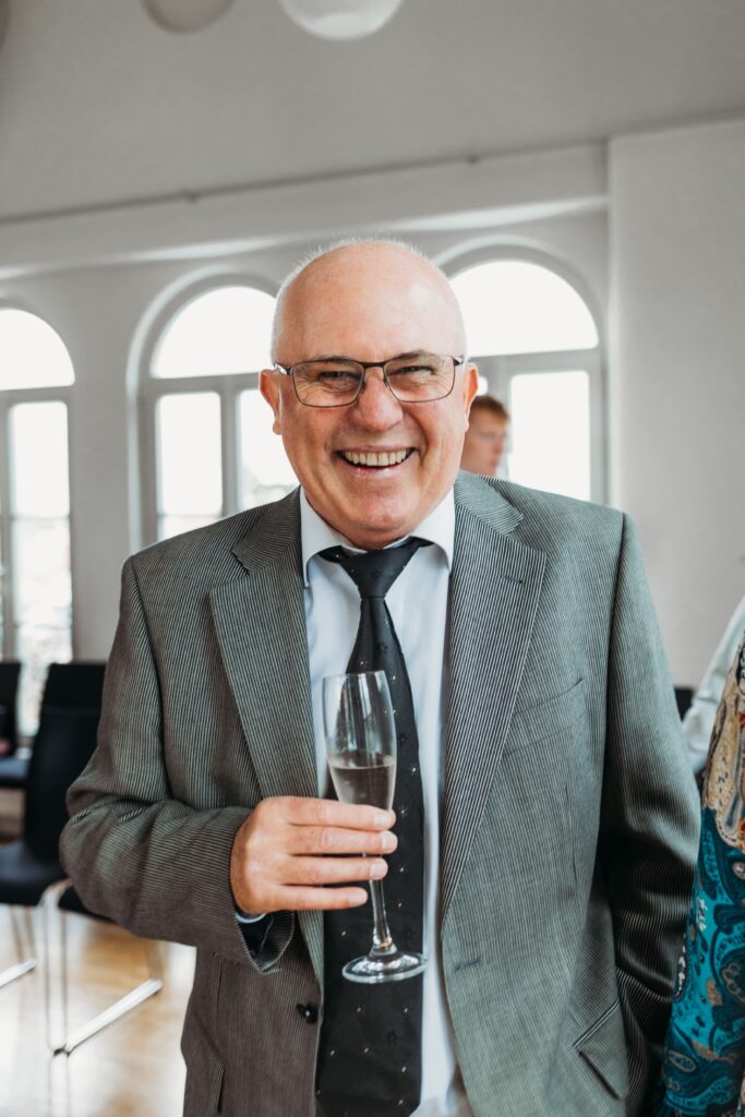 lachender brautvater bei einer standesamtlichen hochzeit