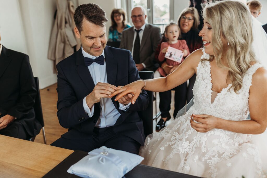 ringtausch von braut und braeutigam bei hochzeit